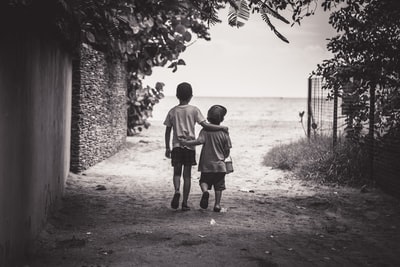 儿童和蹒跚学步儿童行走时的灰度照片